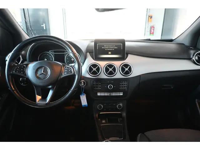 Mercedes-Benz B-klasse 180 Ambition Automaat Clima Navigatie LED Rijklaarprijs! Inruil Mogelijk!