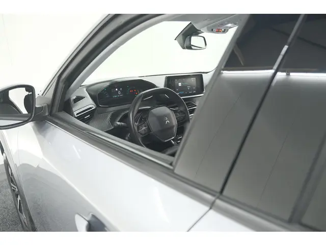 Peugeot e-2008 EV Allure 50 kWh | SOH=96.7 % | 3 Fase Laadfunctie | Camera | Navigatie | Parkeersens...