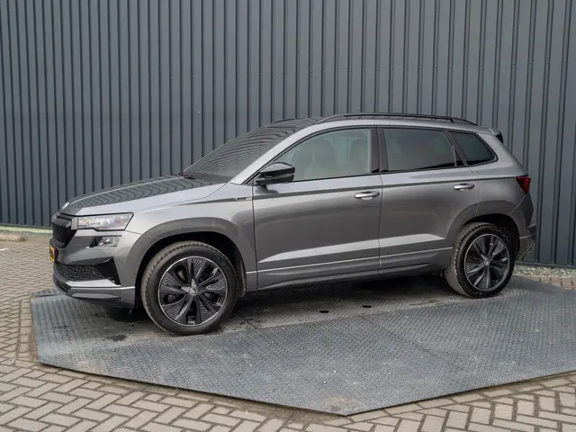 ŠKODA Karoq 1.5 TSI ACT Sportline Business | Leder | Camera | Adapt. Cruise control | Stoel & Stuur...