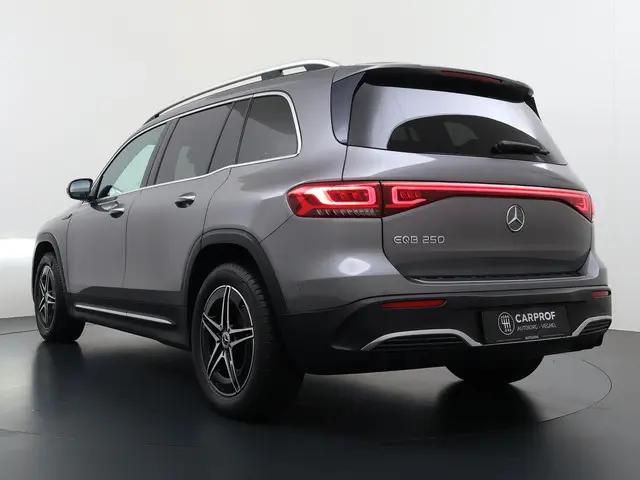 Mercedes-Benz EQB 250 AMG Line 67 kWh Sfeerverlichting | Stoelverwarming | Navigatie |