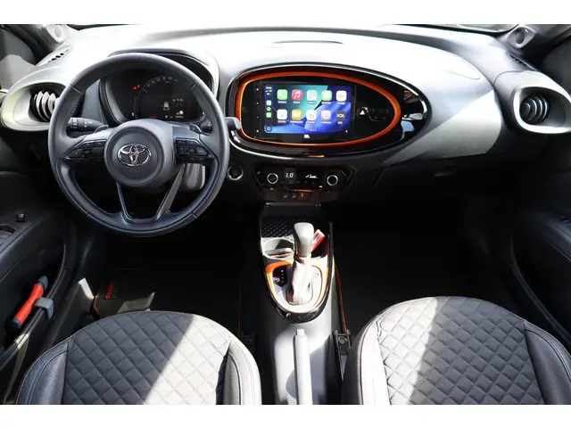 Toyota Aygo X 1.0 VVT-i S-CVT Automaat Limited, Stoelverwarming, Parkeersensoren, JBL, Keyless entry...