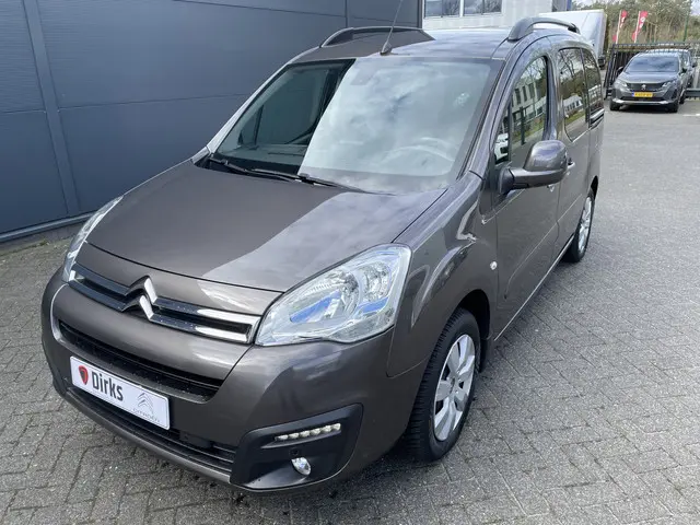 Citroën Berlingo 110pk Feel (Trekhaak - Camera - Navigatie - Airco - Parkeersensoren V+A - Apple Carplay)
