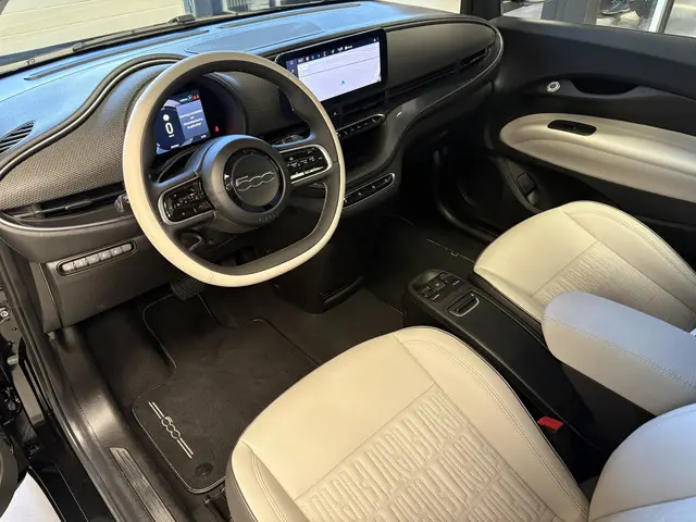 Fiat 500 La Prima 42 kWh Adaptive cruise, Schuifdak, Leder