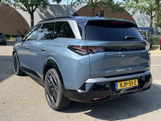 Peugeot e-5008