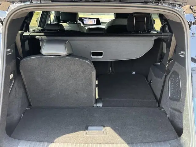 Peugeot e-5008
