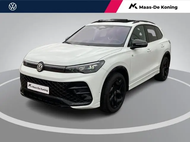 Volkswagen Tiguan 1.5eTSI/150PK R-Line Blackstyle DSG · Panoramadak · Trekhaak · Apple/Android Car P...
