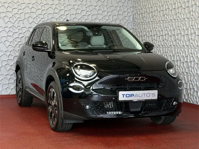 Fiat 600 1.2 Hybrid La Prima • Luxe Leder • Massage • Elek. Stoel • ACC • Camera • Elek. Klep • 18"...