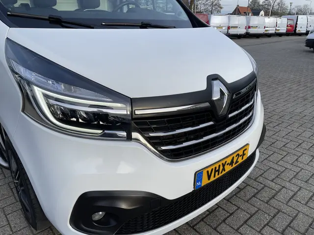 Renault Trafic 2.0 dCi 120pk T29 L2H1 Comfort / vaste prijs rijklaar € 19.950 ex btw / lease vanaf € 375 / 17 inch velgen / trekhaak / airco / cruise / camera / navi / euro 6 diesel