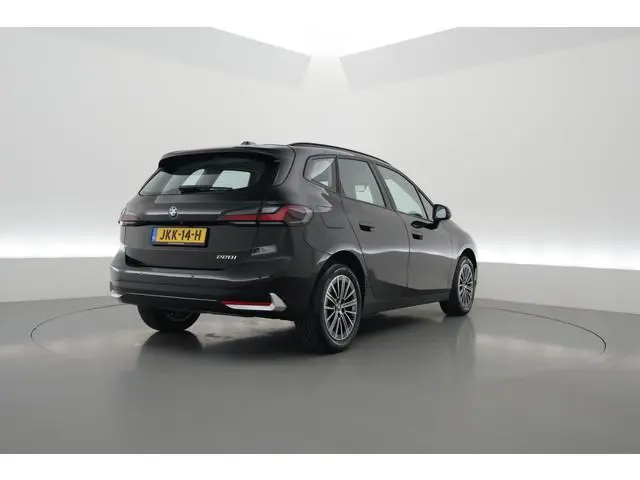 BMW 2-serie Active Tourer 220i | Navi | Camera | Stoelverw. | Apple CarPlay | Cruise | 17'' v