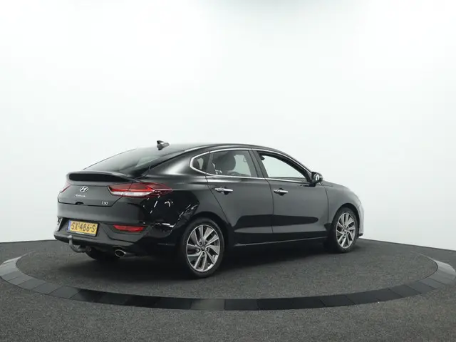 Hyundai i30 Fastback 1.0 T-GDI Premium | Trekhaak | Navigatie | Camera