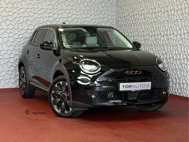 Fiat 600 1.2 Hybrid • La Prima • Leer • Massage • Elek. Stoelen • Camera • CarPlay • ACC • Stoelverw...