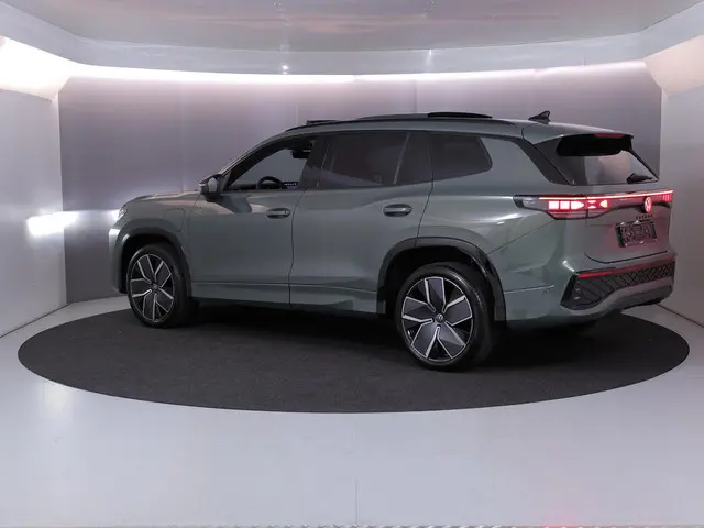 Volkswagen Tayron 1.5 eHybrid R-Line Edition 272 pk Automaat (DSG) | Navigatie | Panoramadak | Parke...