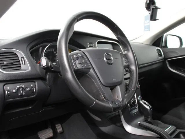 Volvo V40 1.5 T2 Automaat Momentum | Airco | Navigatie | Parkeersensoren | Lichtmetalen velgen | Blu...