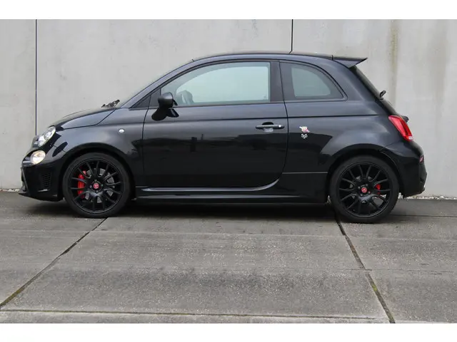 Fiat 500 1.4 T-Jet Abarth Competizione 70th Anniversary / AUTOMAAT / DEALERONDERHOUDEN / BREMBO / XE...