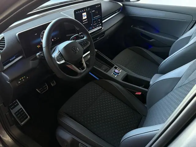 Volkswagen T-Roc 1.5 eTsi R-LINE 150PK EDITION TREKHAAK BLACK STYLE 19''LMV  IQ LED/GRIL/LOGO STOEL/...
