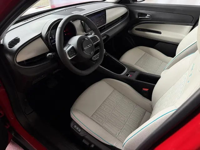 Fiat 600 1.2 Hybrid La Prima • Full Options • Leder • Massage • Camera • CarPlay • ACC • Elek. Klep...
