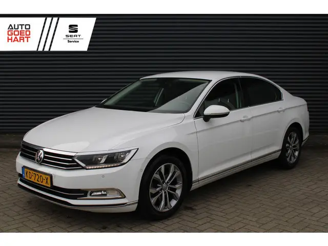 Volkswagen Passat 1.4 TSI ACT Highline Leer/Alcantara Full-Led camera Carplay