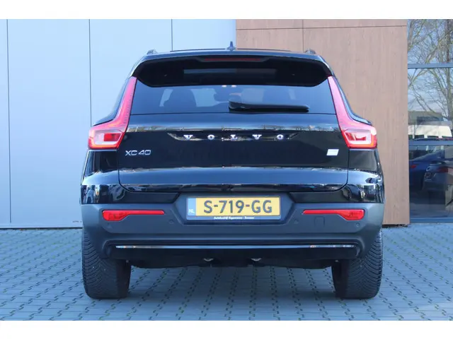 Volvo XC40 Recharge Pro 70kWh | Trekhaak | Pano | H&K Audio