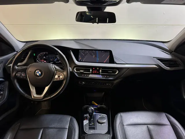 BMW 1-serie 118i 136PK AUT. HIGH EXECUTIVE TREKHAAK/LEDER/PANORAMADAK