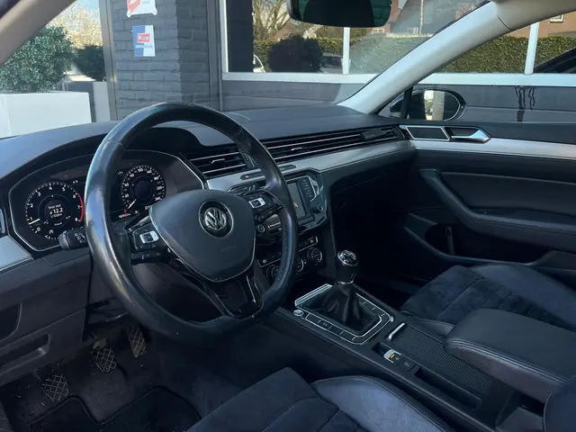 Volkswagen Passat Variant 1.4 TSI ACT Highline Business R, Bluetooth, Cruise, Navi, Trekhaak, Pano,...