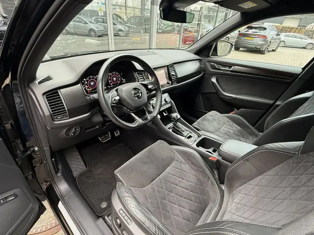 ŠKODA Kodiaq 1.5 TSI AUT. *!* SPORTLINE *!* RADAR/ CAMERA/ 19 INCH/ WINTERPAKKET/ CANTON AUDIO *!*