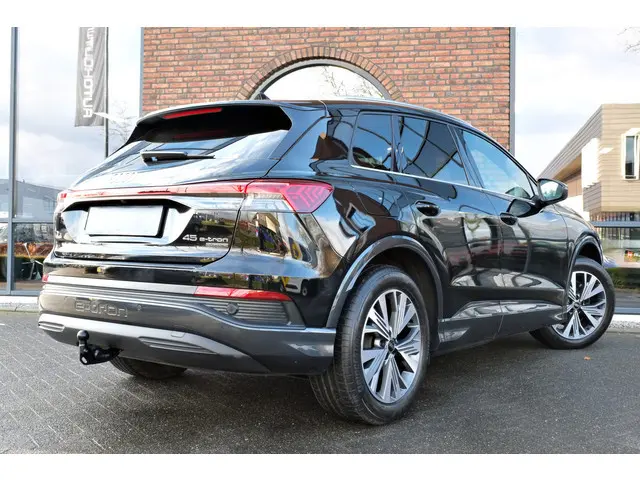 Audi Q4 e-tron 45 quattro 77 kWh Trekhaak, Leder, Sportstoelen, Achteruitrijcamera, Head-up display