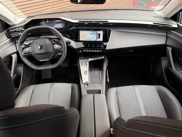 Peugeot e-408 Allure 58 kWh Navigatie / Camera / Lage km stand