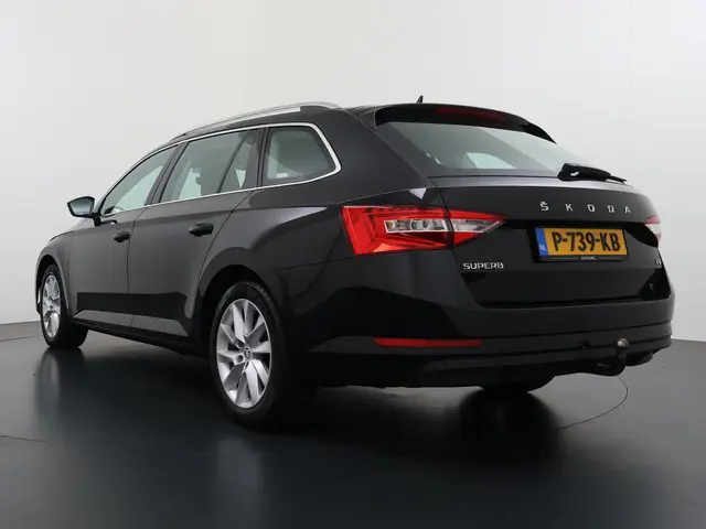 Skoda Superb Combi 1.4 TSI iV Business Edition Plus PHEV | Trekhaak | Navigatie |  Camera |