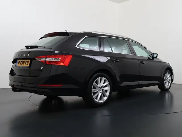 Skoda Superb Combi 1.4 TSI iV Business Edition Plus PHEV | Trekhaak | Navigatie |  Camera |