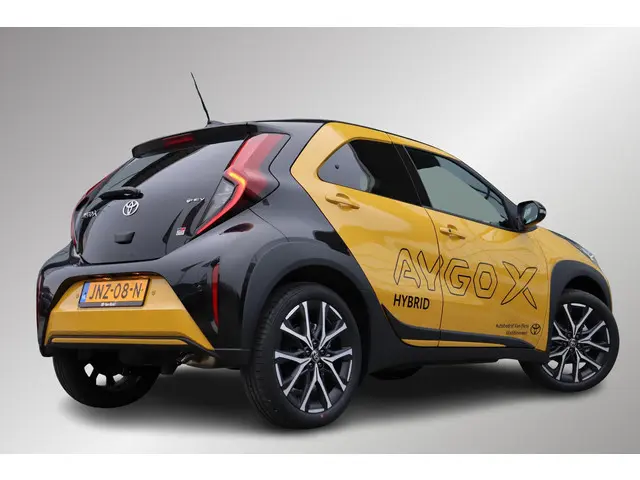 Toyota Aygo X Hybrid 115 GR Sport, JBL Audio, Apple Carplay / Android Auto, Parkeercamera, Draadloos oplader, Gezichtscamera, Keyless Entry.