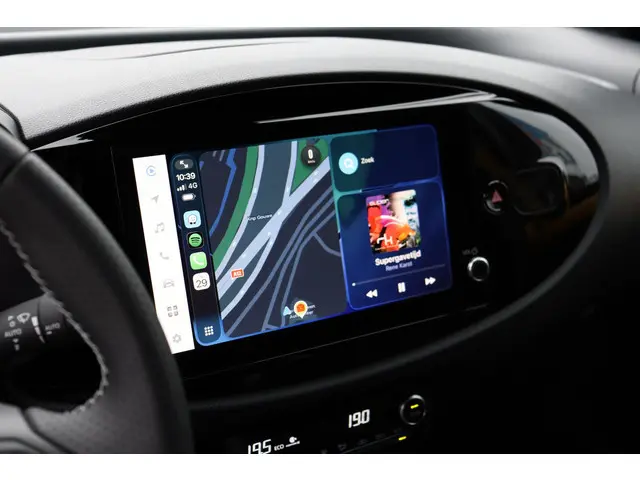 Toyota Aygo X Hybrid 115 GR Sport, JBL Audio, Apple Carplay / Android Auto, Parkeercamera, Draadloos oplader, Gezichtscamera, Keyless Entry.