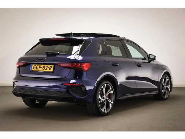 Audi A3 Sportback 45 TFSI e S edition Competition | MATRIX LED / PARKEER- PACK | PANORAMADAK | HALF...