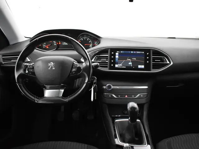 Peugeot 308 SW 1.2 PureTech Blue Lease + Trekhaak