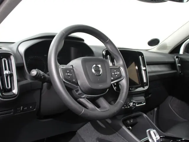 Volvo XC40 1.5 T4 Plug-in hybrid Plus Bright Climate control Adaptieve cruise control Parkeersensore...