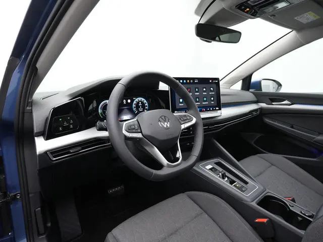 Volkswagen Golf 1.5 eHybrid 204 pk Life Edition | Panoramadak | Stuur-/stoelverwarming | Achteruitri...