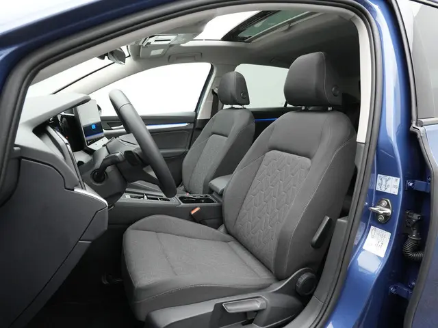 Volkswagen Golf 1.5 eHybrid 204 pk Life Edition | Panoramadak | Stuur-/stoelverwarming | Achteruitri...