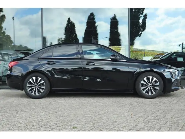 MERCEDES-BENZ A-KLASSE 180 BUSINESS SOLUTION AUT. | ORIG. NL | WIDESCREEN | TREKHAAK | CARPLAY | CAM...