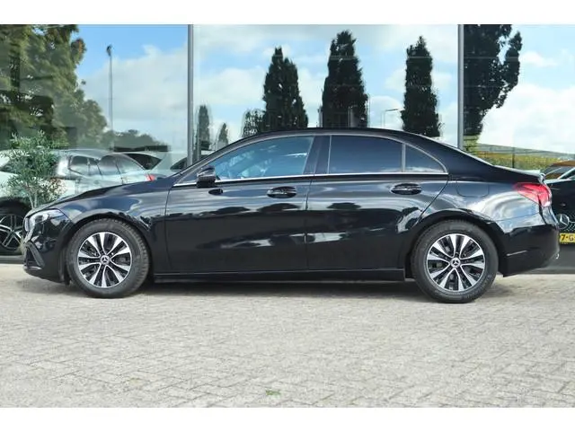 MERCEDES-BENZ A-KLASSE 180 BUSINESS SOLUTION AUT. | ORIG. NL | WIDESCREEN | TREKHAAK | CARPLAY | CAM...