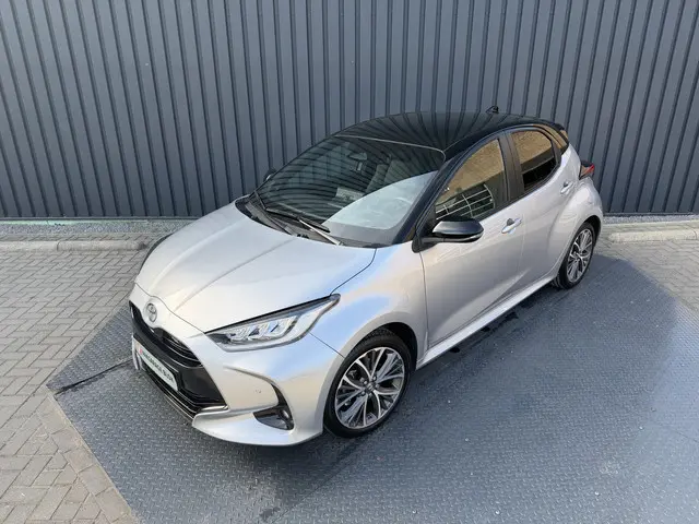 Toyota Yaris 1.5 Hybrid 130 Executive / Bi tone | Pano dak | JBL | Head-up | Rijklaar!!