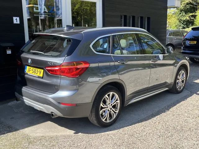 BMW X1 sDrive20i Aut/Ecc/Leer/Navi/Pano