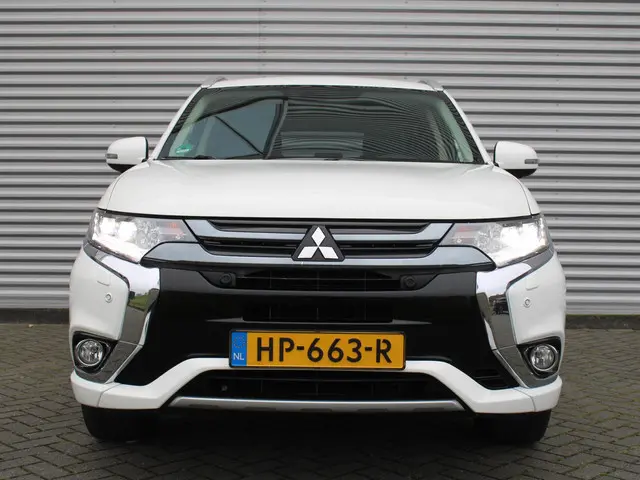 Mitsubishi Outlander 2.0 PHEV instyle | Trekhaak | Stuur-/stoel-/voorruitverwarming | Leer | Camera 360 | Elek. stoelverstelling | Cruise | Navi | LED | 18" LM |