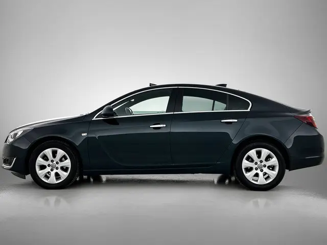 Opel Insignia 1.6 T 170PK Automaat Executive 5Drs / Schuifdak / Leder / Pdc+Camera / Stuur-stoelverwarming / Keyless / Apk 08-2026