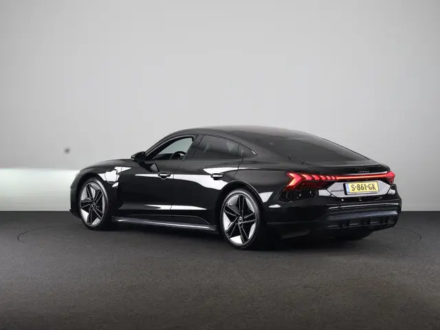 Audi e-tron GT GT 93 kWh 476pk | Panoramadak | Adaptieve cruise controle | Verwarmbare voorstoelen|...
