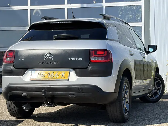 Citroën C4 Cactus 1.2 PureTech Shine 82pk | Nieuwe Distributieriem | Audio-navigatie full map | Blue...