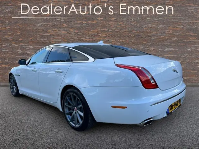 Jaguar XJ 3.0 V6 341 PK SC AWD LEDER SCHUIFDAK LMV NAVIGATIE CRUISE