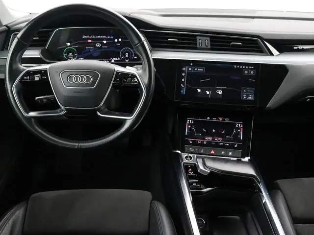 Audi e-tron 55 QUATTRO 95 kWh + TREKHAAK | NACHTZICHT 92% SOH| LUCHTVERING | HEAD-UP | ADAPTIVE CRUI...