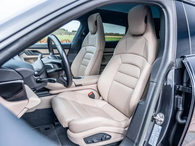 Porsche Taycan 93 kWh | Innodrive | Achterasbesturing | Bose Surround Premium Sound | Adap Luchtveri...