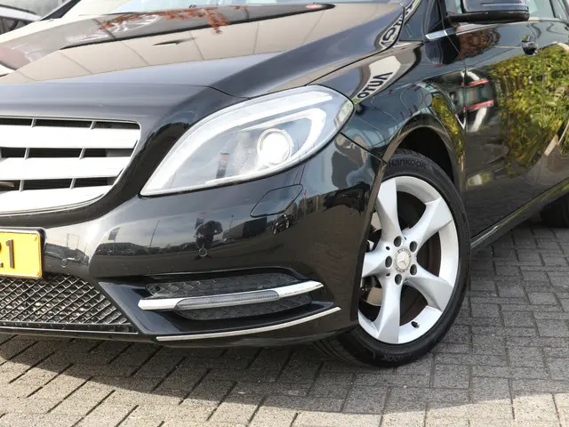 Mercedes-Benz B-klasse 180 Ambition AIRCO NAVI TREKHAAK