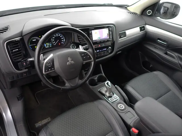 Mitsubishi Outlander 2.0 PHEV 4WD Executive Edition X-Line Aut- Camera, Trekhaak, Leder Interieur, N...