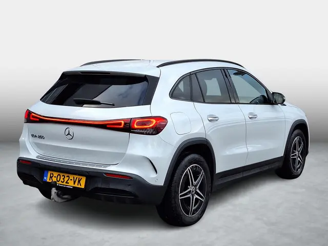 Mercedes-Benz EQA 250 AMG Line | Trekhaak | Night pakket | Keyless-GO | Achteruitrijcamera | Sfeerverlichting | Elektrische achterklep